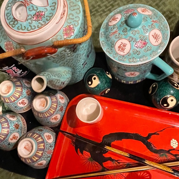 From Japan made in China tea set a two tall saki cups, four matching tea cups - Picture 13 of 16